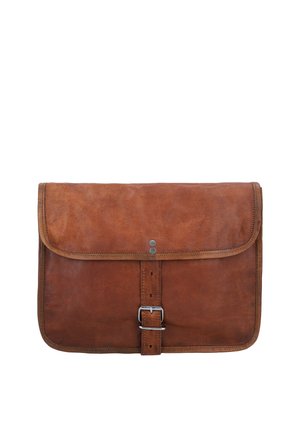 Borsa messenger in pelle marrone con patta e chiusura con fibbia, due rivetti metallici sulla patta e cuciture visibili lungo i bordi.