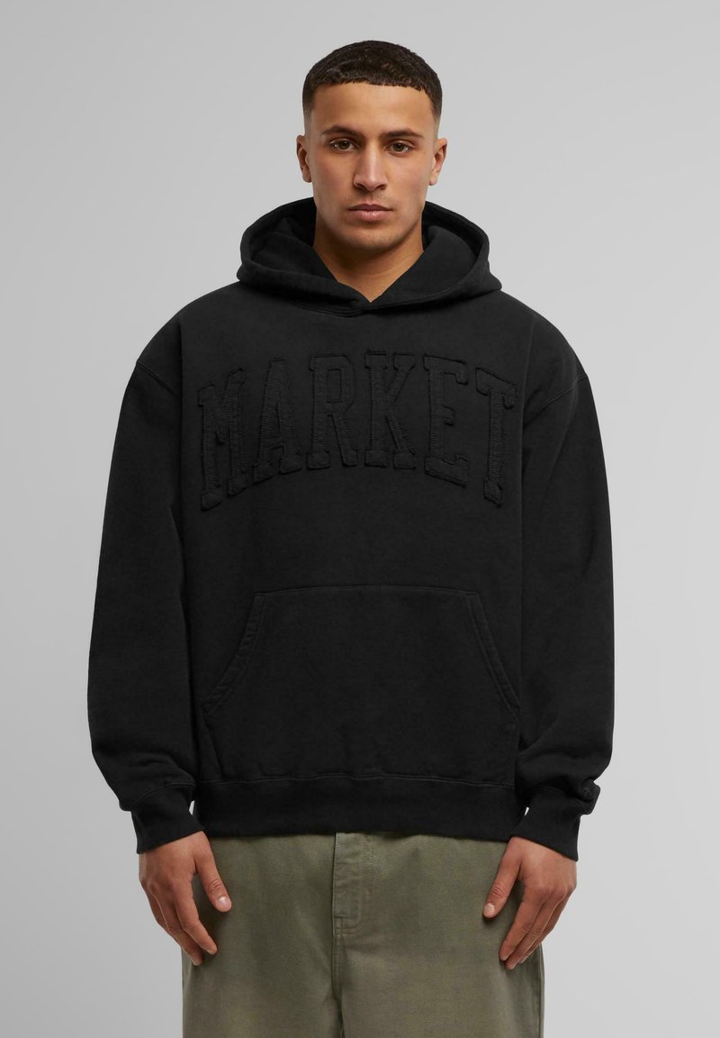 Schwarzer Kapuzenpullover mit einer strukturierten "MARKET"-Logoprint auf der Brust, einer Vorderasche und gerippten Bündchen. Strukturierter Stoff.
