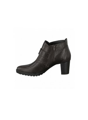 Bottine noire à cheville avec texture cuir de serpent, fermeture éclair latérale, talon bloc et semelle en caoutchouc avec rainures pour la traction.