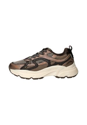 Baskets en cuir et mesh brun et noir. Dotées d'une épaisse semelle blanche et d'un laçage bien visible. Des accents texturés ajoutent un intérêt visuel.