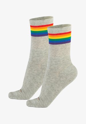 Szare skarpetki z prążkowanym wykończeniem, z tęczowym paskiem w kolorach czerwonym, pomarańczowym, żółtym, zielonym, niebieskim i fioletowym. Miękka tekstura, standardowy kształt.