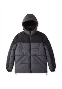 Giacca a vento trapuntata con cappuccio in due tonalità di nero e grigio scuro, con zip frontale, taschino sul petto con zip e tasche laterali angolate, distesa su uno sfondo bianco.