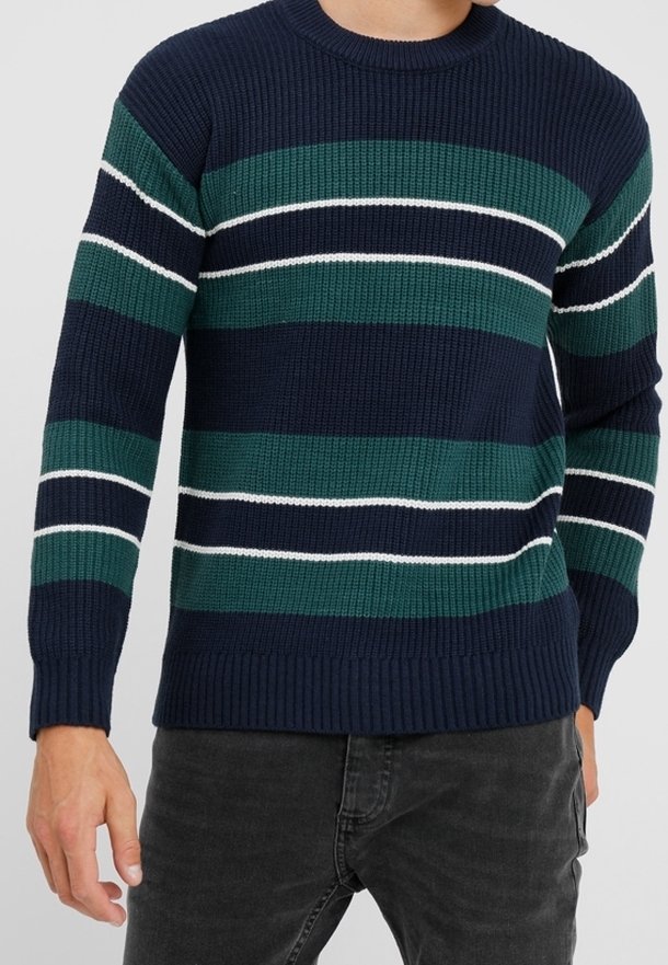 Pull en maille bleu marine avec des rayures horizontales en vert foncé, vert clair et blanc. Col rond et poignets et ourlet côtelés.
