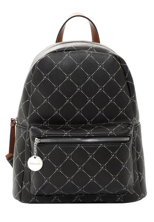 Mochila negra de cuero con patrón de diamante, herrajes plateados, asa superior, bolsillo con cremallera en el frente y una etiqueta con el logo adjunta.