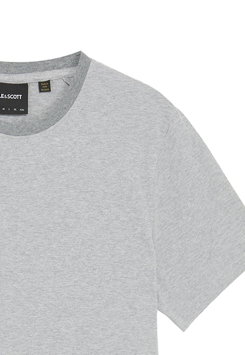 Camiseta gris de manga corta hecha de algodón, con un cuello redondo y un cuello en contraste, de textura suave y sin patrones visibles.