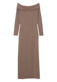 Vestido de manga larga y escote off-the-shoulder, confeccionado en un tejido de punto acanalado color marrón claro. Presenta una silueta ajustada y un diseño hasta el suelo.