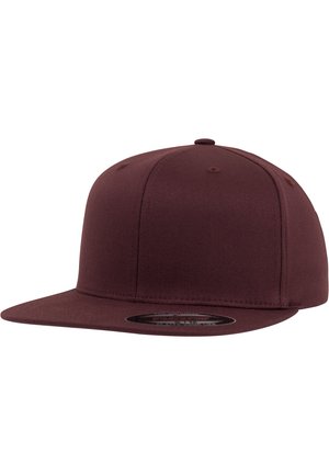 Cappellino piatto maroon realizzato in tessuto resistente, caratterizzato da una forma strutturata, design a sei pannelli e dettagli cuciti.