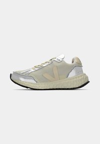 Jasnoszare sneakersy z odblaskowymi srebrnymi akcentami, siatkową cholewką, kremową podeszwą środkową, teksturowaną podeszwą zewnętrzną i kontrastowym beżowym detalem logo.