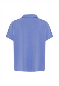 Camicia a maniche corte con colletto di colore blu chiaro, realizzata in tessuto morbido con una trama liscia; presenta una vestibilità comoda e senza motivi visibili.