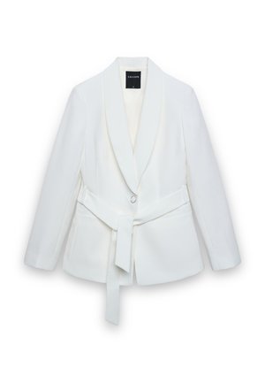 Weißes Damenblazer mit Schalkragen, Ein-Knopf-Verschluss und passendem Gürtel, der in der Taille gebunden ist, präsentiert vor weißem Hintergrund.