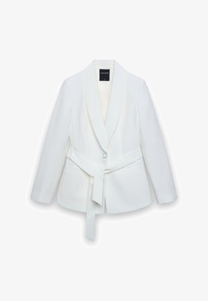 Blazer bianco da donna con colletto a scialle, chiusura con un solo bottone e cintura abbinata annodata in vita, mostrato su sfondo bianco.