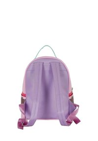 Sac à dos violet et rose avec deux larges bretelles, de forme arrondie, en matériau lisse, une poignée supérieure et une fermeture à glissière. Dispose d'une poche latérale rouge.