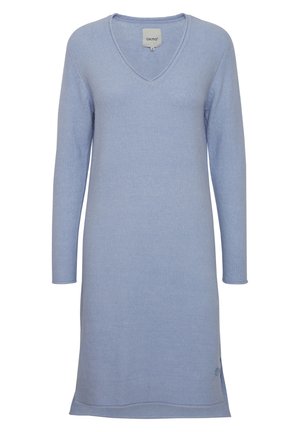 Ilgų rankovių, V formos kaklo suknelė šviesiai mėlynos spalvos, pagaminta iš minkštos mezginio medžiagos. Yra įsiuvai su raišteliais ir subtilus logotipas šone.