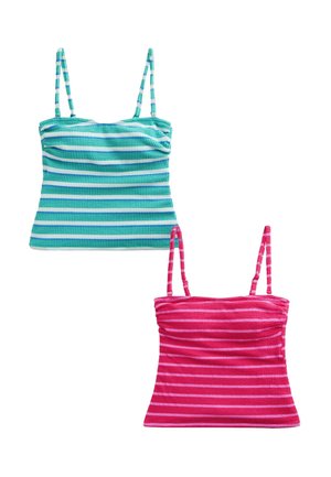 Zwei gerippte Strick-Camisoles mit Spaghettiträgern, eines türkis mit blau-weißen Streifen, das andere rosa mit helleren rosa Streifen.