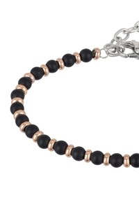 Náramek z černých a růžově zlatých korálků s alternujícími kulatými matnými černými a lesklými růžově zlatými korálky, uzavřený stříbrným zapínáním na řetízek.