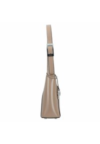Sac à épaule en cuir tan avec une forme étroite et structurée, matériel en argent, bandoulière ajustable et une texture lisse et brillante.
