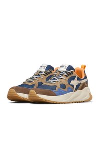 Sneaker multicolori con una combinazione di suede marrone, tessuto blu e accenti arancioni. Presentano un logo bianco, un design con lacci e una suola testurizzata.