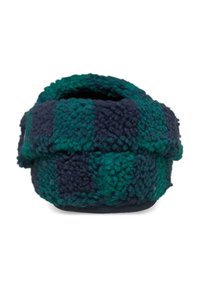 Grüne und marineblaue karierten Fleecehausschuhe mit einer weichen, strukturierten Oberfläche und abgerundetem Design, das hinten leicht erhöht ist, um mehr Halt zu bieten.
