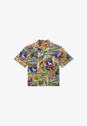 Korte mouwen overhemd met knopen en kleurrijke vintage prints van dieren, vogels en een man in traditionele kleding op een lichte achtergrond.