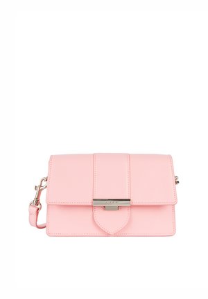 Borsa a tracolla in pelle rosa con design strutturato, dotata di pattina frontale, accessori in argento e tracolla removibile.
