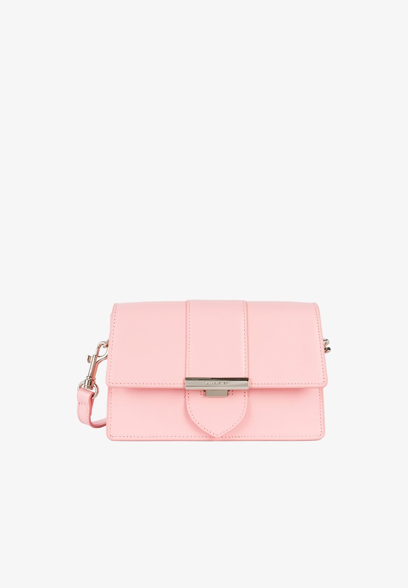 Sac bandoulière rose en cuir avec un design structuré, comprenant un rabat avant, des accessoires en argent et une bandoulière amovible.