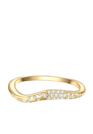 Goldener gebogener Ring mit verstreuten kleinen runden weißen Edelsteinen, die entlang des Rings eingearbeitet sind, vor weißem Hintergrund.