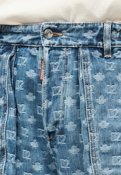 Jean en denim avec logo Dsquared2 embossé et motifs de feuilles d'érable, doté d'un bouton en métal et d'une étiquette de marque en tissu rouge sur la ceinture.