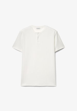 Weißes Henley-Shirt mit kurzen Ärmeln und strukturiertem Rippgewebe, ausgestattet mit rundem Ausschnitt und einer Knopfleiste mit zwei Knöpfen. Glatter Stoff, lässiges Design.