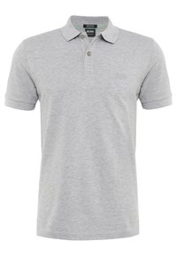 Polo gris en coton, avec un col, des manches courtes et un logo discret sur la poitrine. Texture lisse, coupe classique.