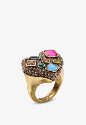 Anello a forma di cuore d'oro con varie pietre preziose colorate, tra cui rosa, blu e verde, montate su una superficie testurizzata con piccole pietre marroni.