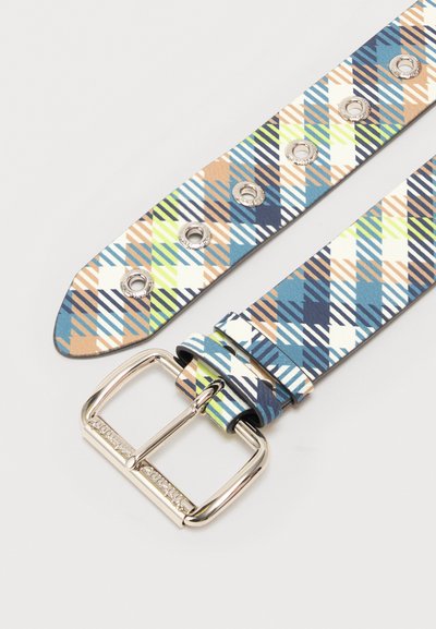 Ζώνη με καρό σχέδιο σε μπλε, καφέ, λευκό και φωτεινό πράσινο, με ασημένια μεταλλική αγκράφα και οπές σε ανοιχτό φόντο.