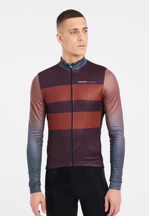 Radtrikot mit einem tiefroten Körper und roten horizontalen Streifen, strukturierten Ärmeln in Blau und Grau sowie einem Reißverschluss vorne. Markenlogo angezeigt.