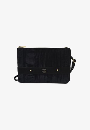 Pochette en velours noir avec une texture lisse, fermeture éclair dorée et une sangle en suède. Présente un logo doré sur une bande en cuir. Forme rectangulaire.