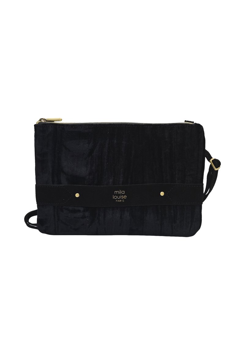 Pochette en velours noir avec une texture lisse, fermeture éclair dorée et une sangle en suède. Présente un logo doré sur une bande en cuir. Forme rectangulaire.