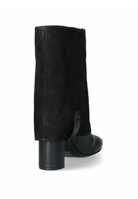 Botín negro de tobillo con parte superior de ante y tacón de cuero. Presenta una punta redondeada, acabado texturizado y un tacón cuadrado grueso para mayor estabilidad.