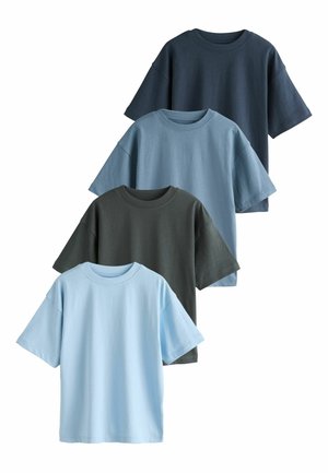 Fire T-shirts arrangeret i en stak. Farver: mørk marineblå, teal, mørkegrøn og lyseblå. Lavet af blød bomuld med korte ærmer og rund hals.