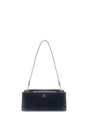 Borsa a mano rettangolare in pelle nera con sottile tracolla e logo dorato "cK" al centro davanti.