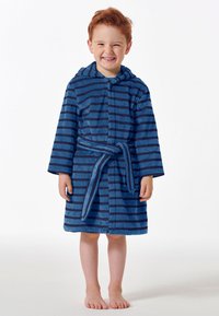 Pruhovaný modrý koupací plášť s kapucí, s tmavými a světle modrými horizontálními pruhy, zavázaný v pase. Měkká textura a dlouhé rukávy.