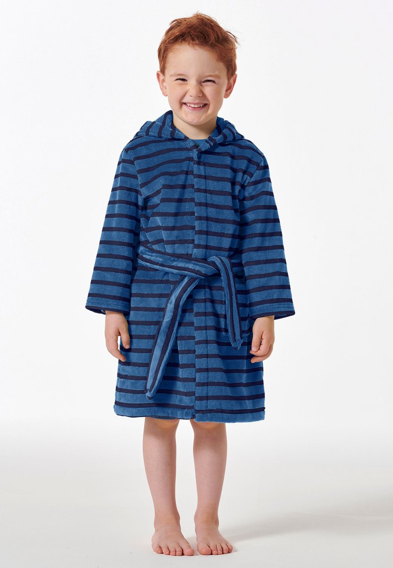 Pruhovaný modrý koupací plášť s kapucí, s tmavými a světle modrými horizontálními pruhy, zavázaný v pase. Měkká textura a dlouhé rukávy.