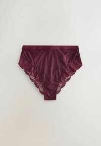 Burgunderfarbene Panties aus glattem Stoff mit einer Spitzenkante, die einen gewellten Rand hat. Die Seiten sind mit detaillierten, floralen Spitzenmustern verziert.