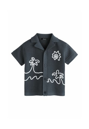 Ciemnoszara koszula na krótkie rękawy zapinana na guziki, z białą haftowaną grafiką przedstawiającą palmy, fale i słońce na przedzie, z kołnierzem i teksturowanym materiałem.