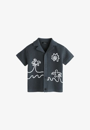 Camicia grigia scuro a maniche corte con bottoni, ricamata di bianco con palme, onde e un sole sul davanti, con colletto e tessuto strutturato.