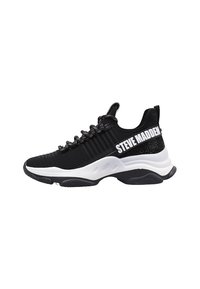 Baskets de sport noires avec une tige en mesh respirant, des accents texturés, des lacets plats et une semelle intermédiaire blanche arborant un logo de marque bien visible.
