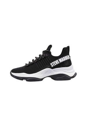 Baskets de sport noires avec une tige en mesh respirant, des accents texturés, des lacets plats et une semelle intermédiaire blanche arborant un logo de marque bien visible.