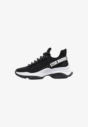 Baskets de sport noires avec une tige en mesh respirant, des accents texturés, des lacets plats et une semelle intermédiaire blanche arborant un logo de marque bien visible.