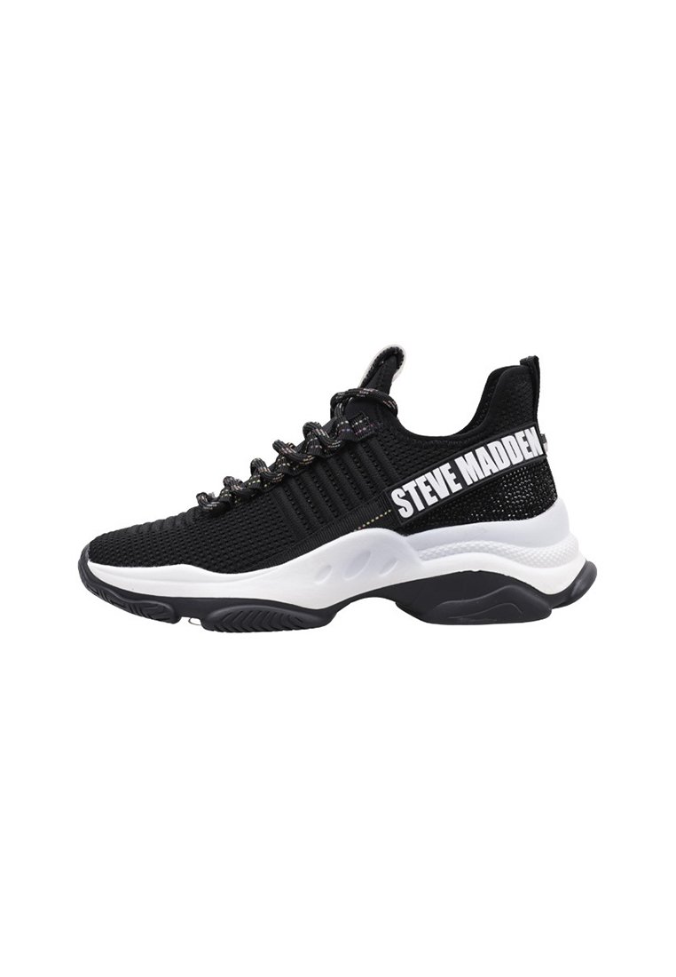 Baskets de sport noires avec une tige en mesh respirant, des accents texturés, des lacets plats et une semelle intermédiaire blanche arborant un logo de marque bien visible.