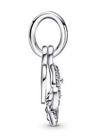 Ciondolo in argento con un anello a loop e un design intricato, con piccole pietre preziose trasparenti incastonate lungo un lato. Finitura liscia e lucida.