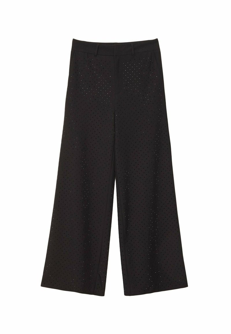 Pantalones negros de pierna ancha con un diseño perforado, confeccionados en un material ligero con una textura suave y sin cierres visibles.