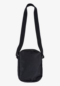 Borsa a tracolla nera realizzata in tessuto texturizzato, di forma rettangolare, con una lunga tracolla intrecciata e una chiusura superiore con zip.