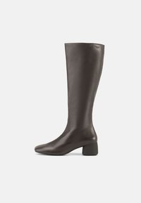 Μαύρες δερμάτινες μπότες μέχρι το γόνατο με τακούνι block, λεία υφή, στρογγυλεμένη μύτη και μινιμαλιστικό σχεδιασμό. Ευέλικτος άξονας για ευκολία στη φθορά.